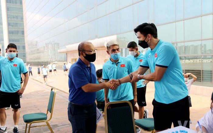 Tuyển Việt Nam tiếp tục cách ly y tế tập trung thêm 14 ngày