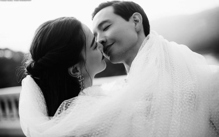 Vừa tái hiện MV 'Cả một trời thương nhớ', Hồ Ngọc Hà - Kim Lý tung luôn bộ ảnh cưới đen trắng, ngọt ngào?