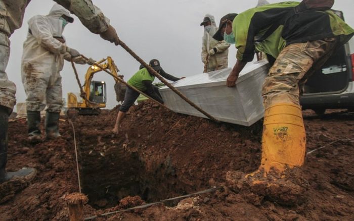 Nỗi ám ảnh của phu mộ ở nơi chôn cất nạn nhân Covid-19: 'Tôi thấy quá nhiều thi thể'