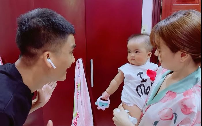 Đang cười toe toét, bé Minnie 'lật mặt' căng thẳng khi bị Mạc Văn Khoa trêu chọc