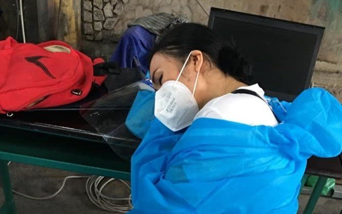 Fan xót xa hình ảnh Phương Thanh kiệt sức, gục ngã khi làm tình nguyện viên chống dịch