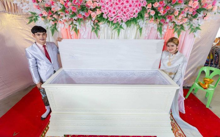 Đặt quan tài giữa hôn trường, cặp đôi khiến khách mời sợ khiếp vía, chú rể tiết lộ ý nghĩa cảm động