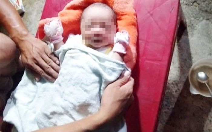 Bé trai sơ sinh bị bỏ rơi bên vệ đường lúc rạng sáng, trên người có nhiều vết côn trùng cắn