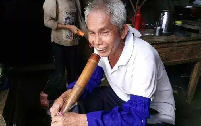 Cưới vợ xinh kém 30 tuổi, ông chồng sợ mất vợ nên ra 'chiêu độc' này