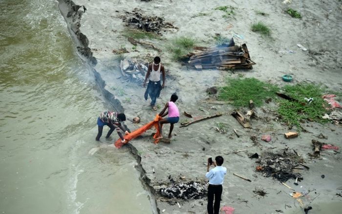 Thảm cảnh những thi thể trôi nổi trên sông Hằng khi mùa nước lên giữa đại dịch Covid-19