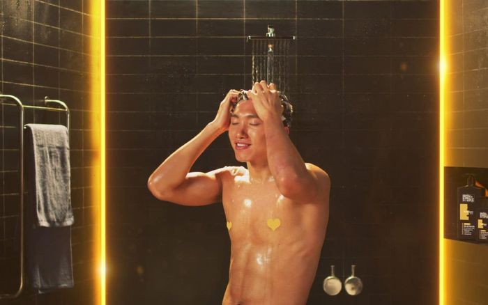 Đoàn Văn Hậu đang làm gì mà 'lộ' ảnh trong nhà tắm, còn bị dọa tung clip full như thế này?