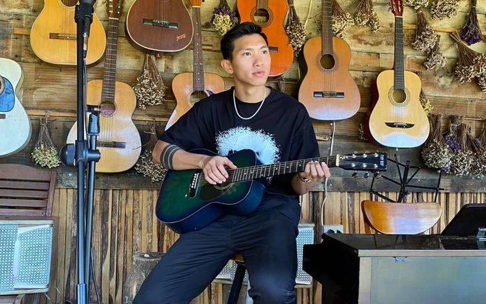 Đoàn Văn Hậu 'thả thính' bằng bài hát, Jack và Quang Lê, Hoàng Dũng được fan 'réo gọi'