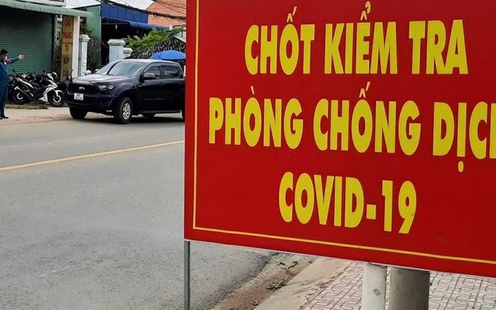 Phát hiện tài xế dương tính với Covid-19 khi qua chốt kiểm dịch ở Bình Dương