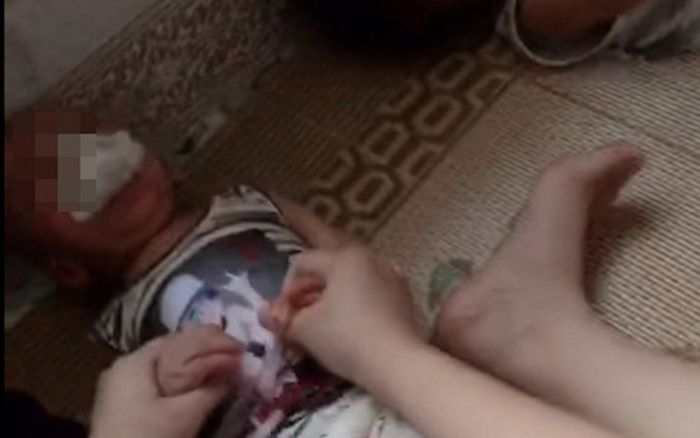 Cha mẹ bé mầm non bị nhét giẻ vào miệng: Đau xót nhưng phải nén uất ức để giữ bình tĩnh