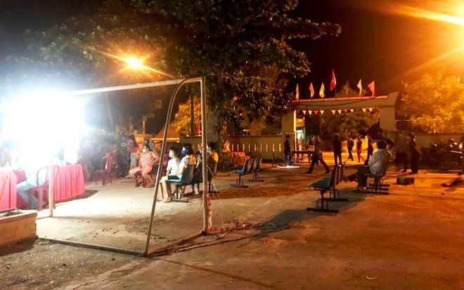 Quảng Nam xuyên đêm xét nghiệm gần 300 người liên quan 1 người bán phở dương tính với COVID-19