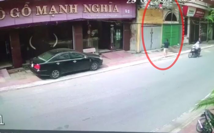 Nhân chứng kể lại giây phút 'mất hồn' khi phát hiện bé gái bám lơ lửng ở lan can trước khi rơi xuống