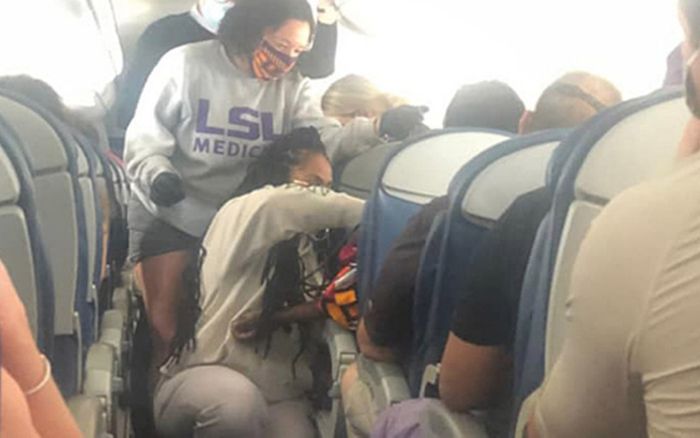 Hai nữ sinh y khoa tức tốc cấp cứu hành khách ngất xỉu trên máy bay