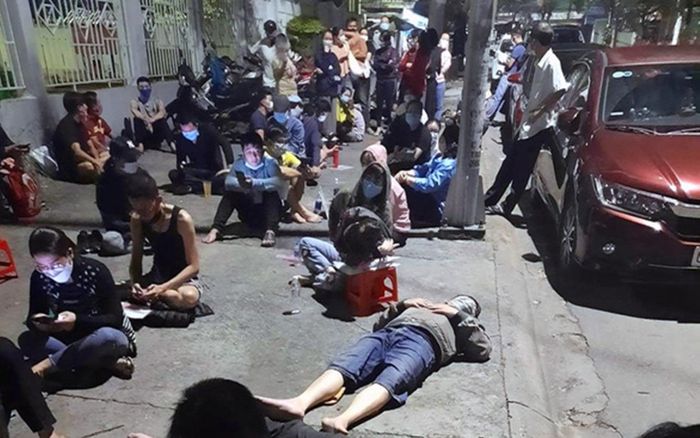 Hàng trăm phụ huynh xếp hàng từ đêm đến sáng để mua hồ sơ nhập học cho con em