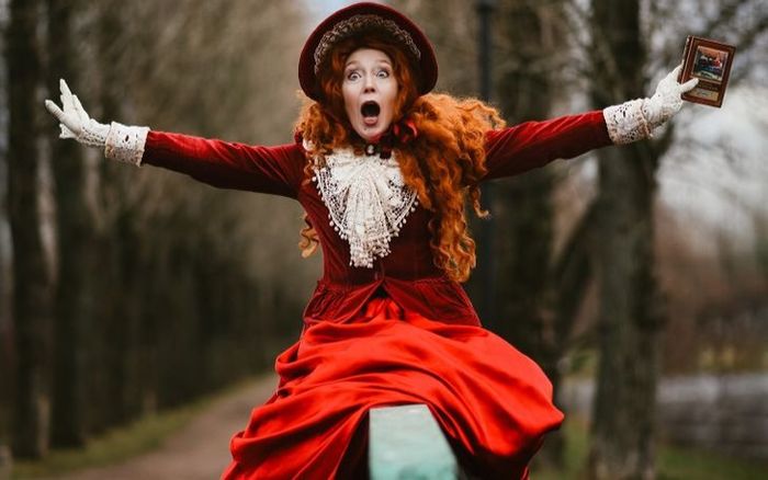 Bà mẹ 'ham vui' nổi tiếng vì tạo ra hàng trăm bộ váy cổ tích giữa đời thực