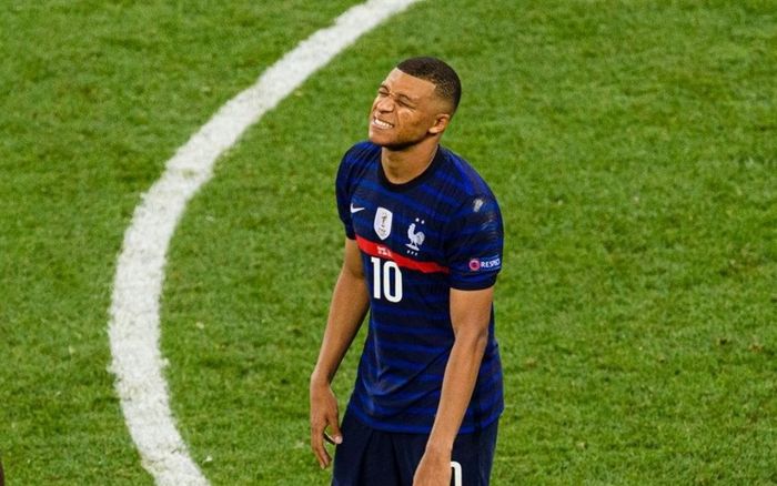 Vẫn còn ấm ức vì thất bại, hàng trăm ngàn fan 'Gà trống Gaulois' đòi đá lại trận Pháp vs Thụy Sĩ