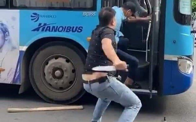 Hà Nội: Sau khi xảy ra mâu thuẫn, phụ xe buýt bị tài xế ô tô kề dao vào cổ ngay giữa phố