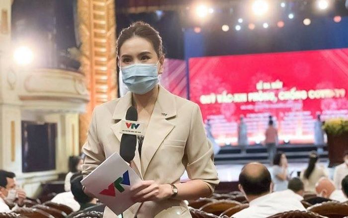 Bị khán giả chê già, MC VTV liền đáp trả: 'Mỗi người một cuộc sống, em e là hơi kệch cỡm đấy'