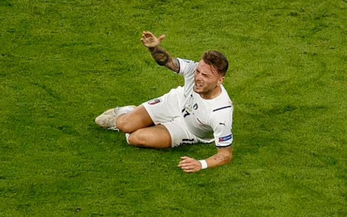 Chân sút số 1 Italia nhận 'rổ gạch đá' vì màn ăn vạ thô thiển và thảm họa