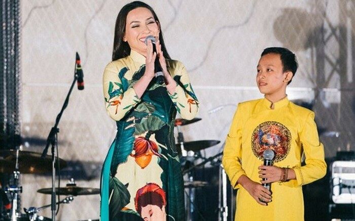 Độc quyền: Phía Phi Nhung lên tiếng phản hồi clip Hồ Văn Cường 'chui gầm sân khấu hát bè'