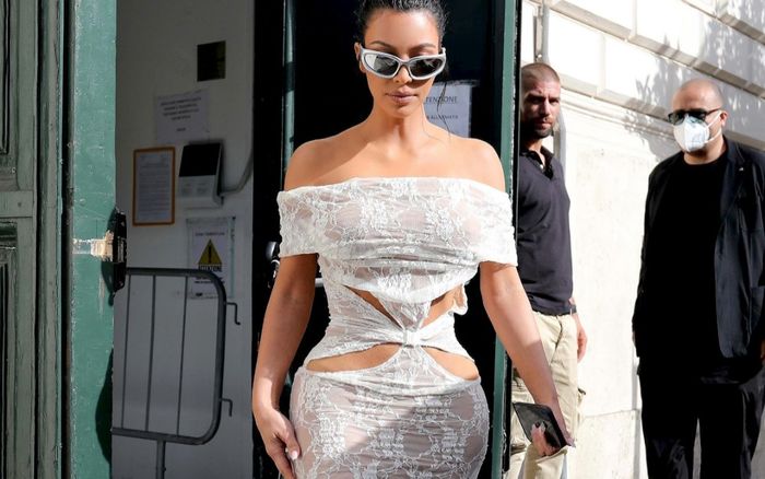 Kim Kardashian tiếp tục bị chỉ trích khi ăn mặc hở táo bạo khi đến chỗ trang nghiêm