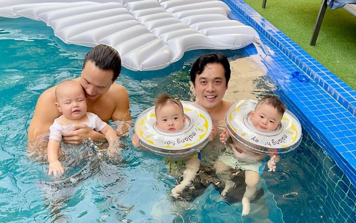 Biểu cảm của 'cây hài' Leon khi tắm hồ bơi cùng cặp song sinh nhà Dương Khắc Linh