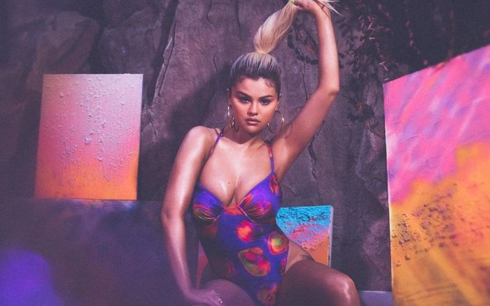 Selena Gomez ngọt ngào và gợi cảm trong loạt ảnh mới, ấy vậy vẫn bị chê vì lên cân