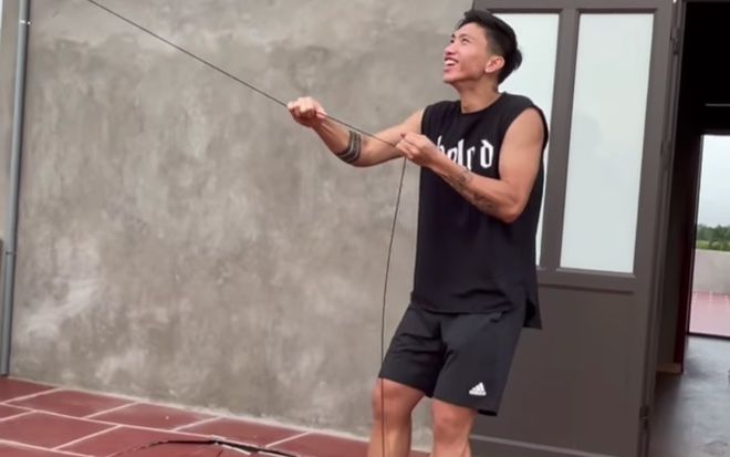 Đoàn Văn Hậu chỉ ở nhà thả diều nhưng body 'cực phẩm' mới là điều làm chị em 'rụng rời'