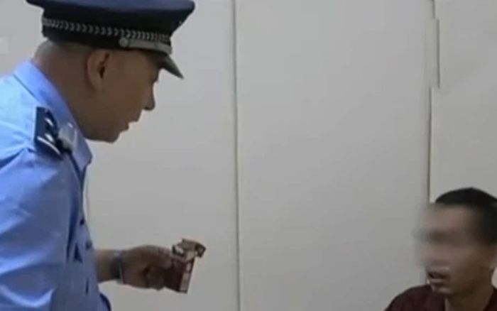 Nhặt bao thuốc lá ven đường, người đàn ông vô tình tự đẩy mình vào tù