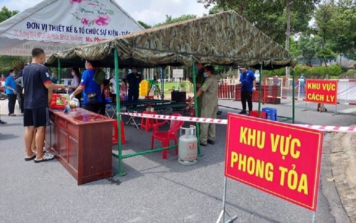 Không được vào khu phong tỏa, một đối tượng tấn công thành viên chốt kiểm dịch, đập phá tài sản