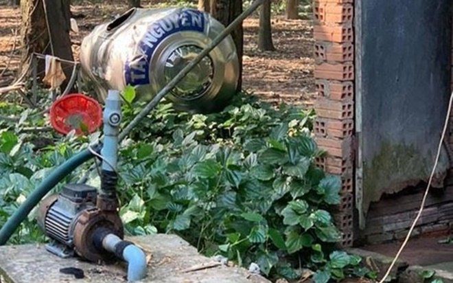 Bồn nước trên giàn bất ngờ rơi xuống đè trúng người, 3 anh em ruột thương vong