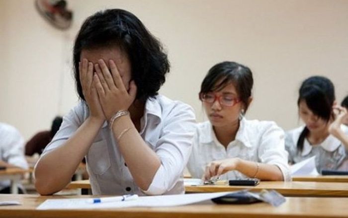 Phía sau câu chuyện 'mẹ quát mắng, bắt con gái quỳ giữa sân trường vì không đậu vào lớp 10'