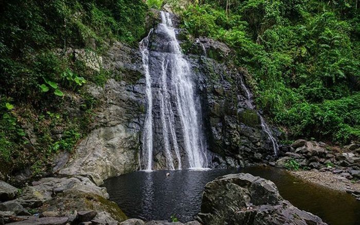 Nữ sinh viên năm nhất bị đá rơi trúng đầu tử vong khi đi tắm thác