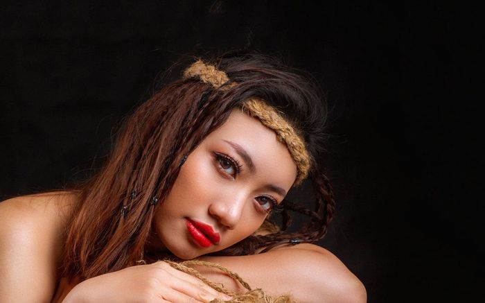 Vẻ đẹp nóng bỏng hoang dã của cô gái Việt - Lào lọt Top Hoa hậu Du lịch Việt Nam Toàn cầu