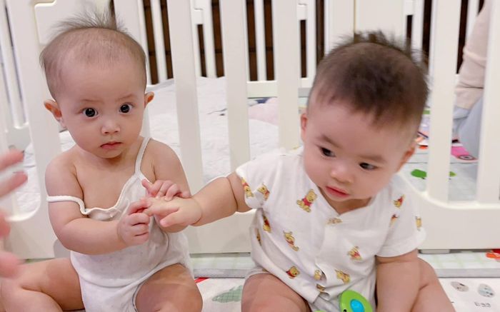 Khoảnh khắc ngại ngùng của bé Lisa khi gặp nhân vật được mẹ Hà hứa gả cho