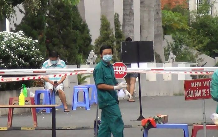 TP.HCM: Tạm thời phong toả một chung cư ở quận Tân Phú sau khi phát hiện 10 ca nghi mắc COVID-19