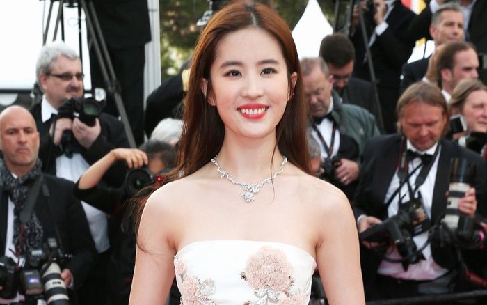 Nụ cười hở lợi - 'kẻ thù' khiến nhan sắc Lưu Diệc Phi bao phen lao đao