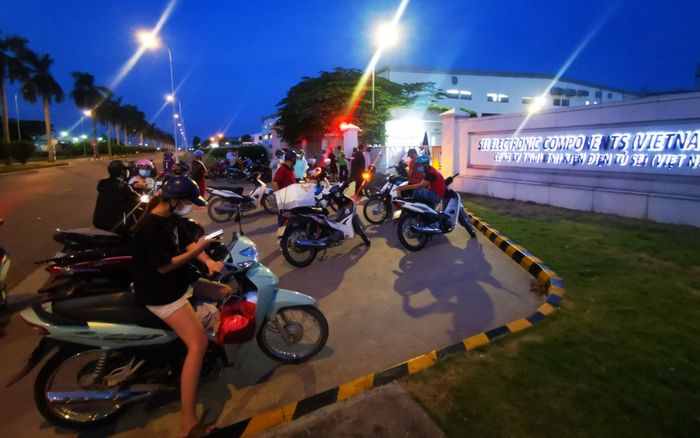 Người thân tiếp tế cho 1.500 công nhân Công ty SEI sau khi phát hiện 3 ca dương tính với COVID-19