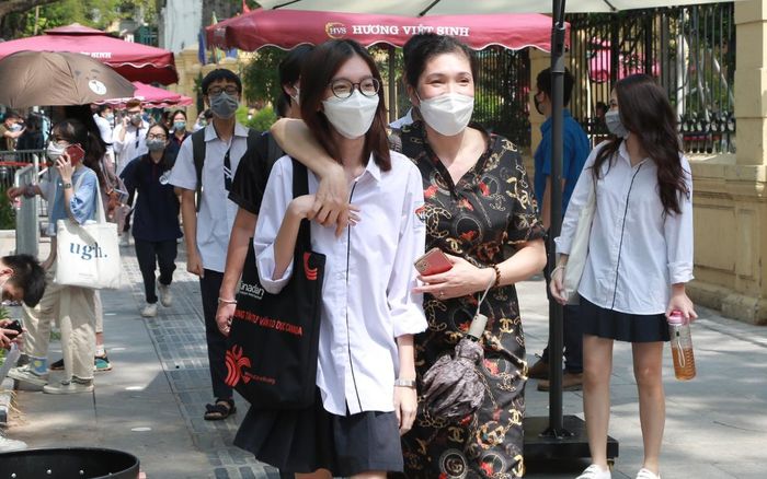 Thí sinh vui vẻ rời phòng thi sau khi hoàn thành môn Văn: Đề thi dễ dàng đạt được 7 - 8 điểm