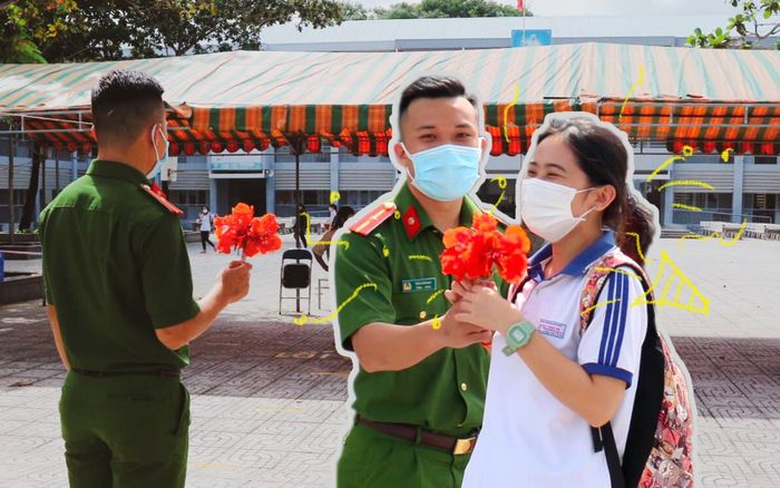 Khoảnh khắc dễ thương: Chiến sĩ công an kết hoa phượng tặng thí sinh đầu tiên rời phòng thi gây 'bão' MXH