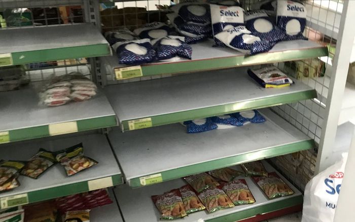 TP.HCM: Người dân đổ xô mua lương thực, thực phẩm dự trữ, chợ khan hàng