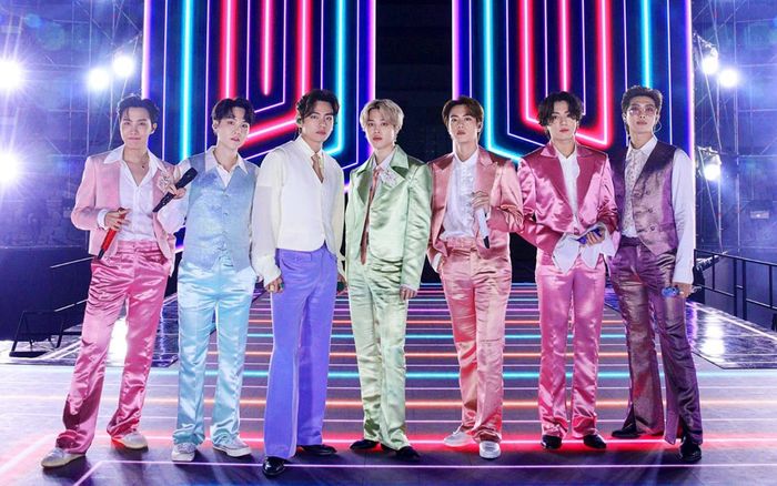 Trang phục của BTS lại gây tranh cãi: Nhìn như 'thảm họa', màu sắc kì cục làm nhóm già đi chục tuổi
