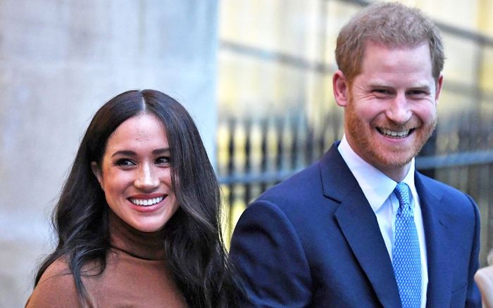 Hy sinh mọi thứ cho vợ, Harry vẫn bị 'giằng xé' giữa Meghan và hoàng gia