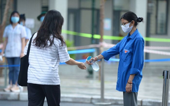 Gần một triệu thí sinh bước vào ngày thi thứ 2 kỳ thi tốt nghiệp THPT 2021 đợt 1