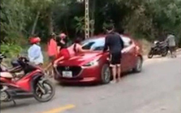 Clip: Vợ nằm trên nóc capo đánh ghen, chồng chở bồ nhí vẫn phóng như bay trên đường