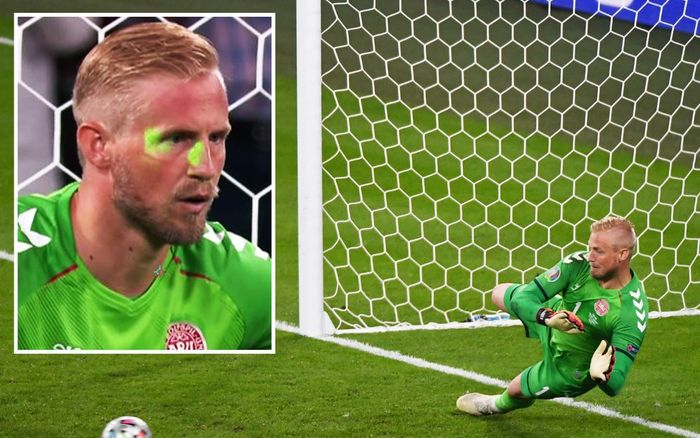 Thủ thành Kasper Schmeichel bị chiếu laser vào mặt trước khi cản phá quả 11m của Kane