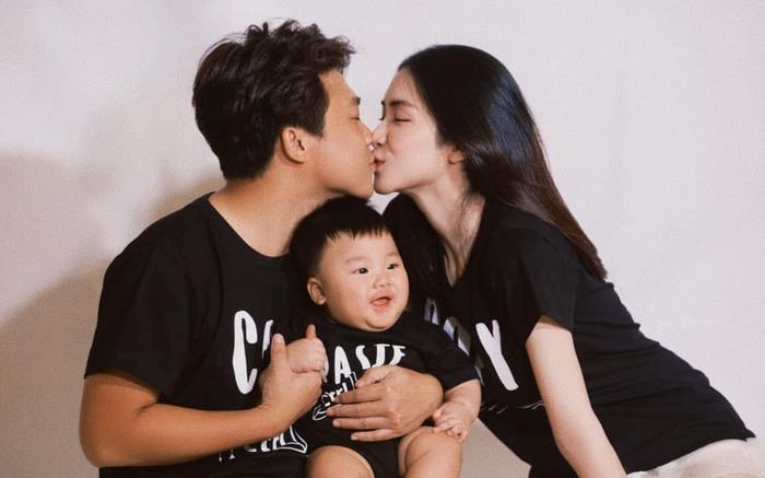 Hòa Minzy hiếm hoi khoe ảnh cả nhà 3 người ngọt ngào, nhưng bé Bo lại bị cho ra rìa