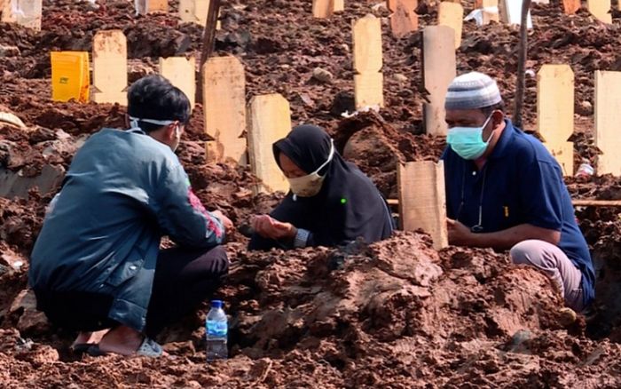 Quá nhiều người chết vì Covid-19, đầm lầy biến thành nghĩa trang chôn nạn nhân