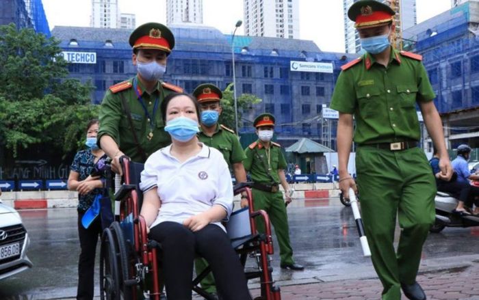 Nữ sinh bị liệt hai chân bước vào phòng thi và nước mắt người mẹ 18 năm động viên con