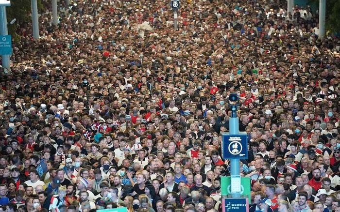 Hàng nghìn người không khẩu trang sau trận Anh-Đan Mạch khiến nguy cơ lây Covid-19 tăng chóng mặt