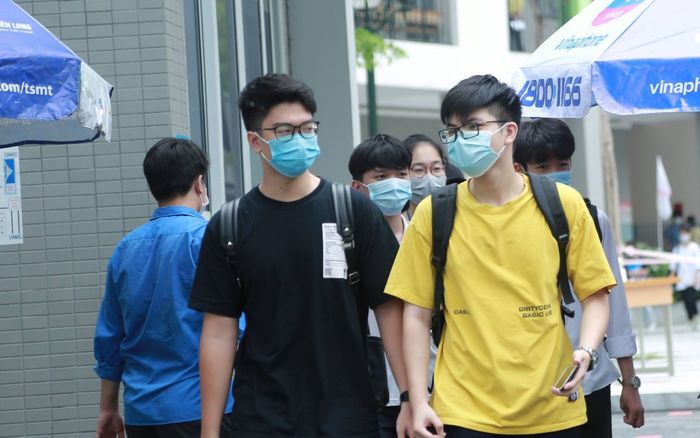 Sĩ tử phấn khởi và tự tin trong buổi cuối cùng, chính thức khép lại kỳ thi tốt nghiệp THPT năm 2021 đợt 1